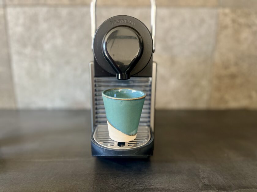 Tasses à café expresso verte, en grès blanc
