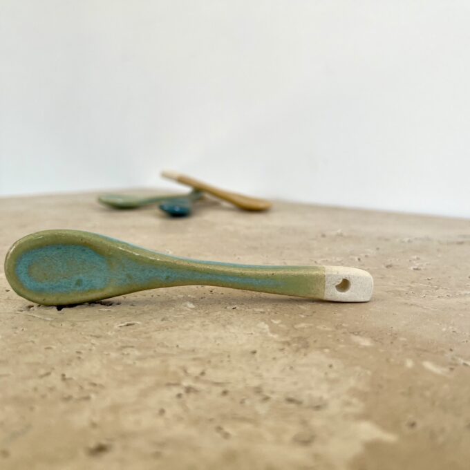 Petite cuillère en céramique artisanale