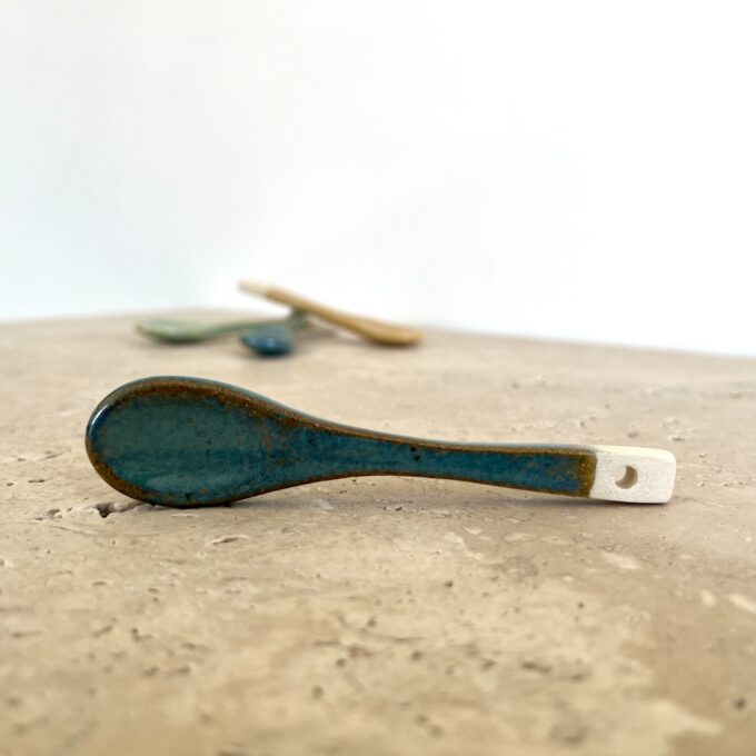 Petite cuillère en céramique artisanale