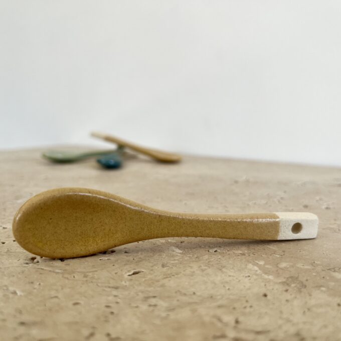 Petite cuillère en céramique artisanale