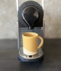 Tasses à café expresso ansée jaune, en grès blanc