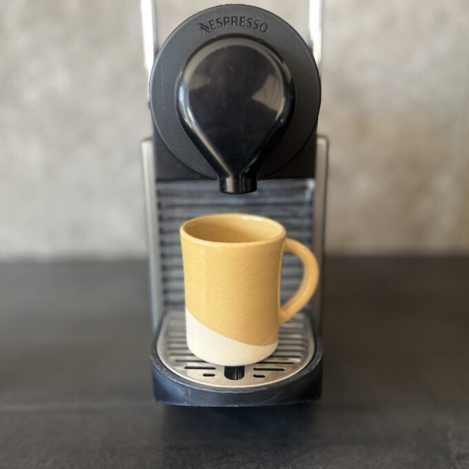 Tasse expresso avec anse en céramique artisanale