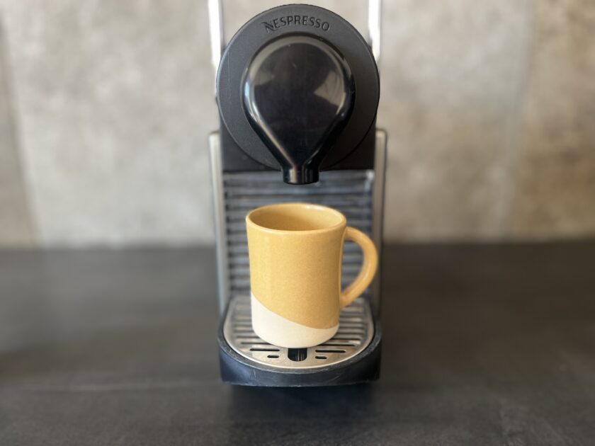 Tasses à café expresso ansée jaune, en grès blanc