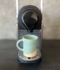 Tasses à café expresso ansée turquoise, en grès blanc