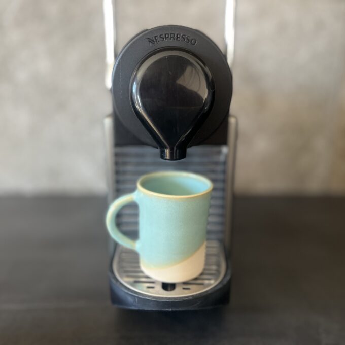 Tasse expresso avec anse en céramique artisanale