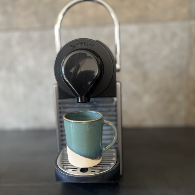 Tasse expresso avec anse en céramique artisanale