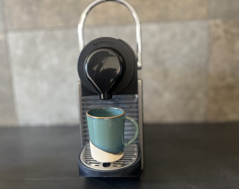 Tasses à café expresso ansée verte, en grès blanc