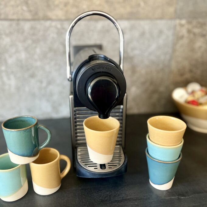 Tasse expresso avec anse en céramique artisanale