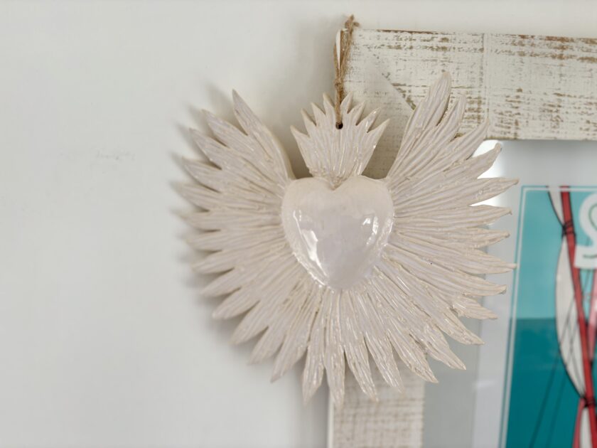 Ex-voto blanc à suspendre en céramique artisanale