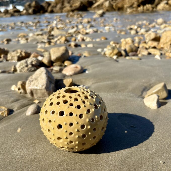 Photophore oursin en céramique artisanale