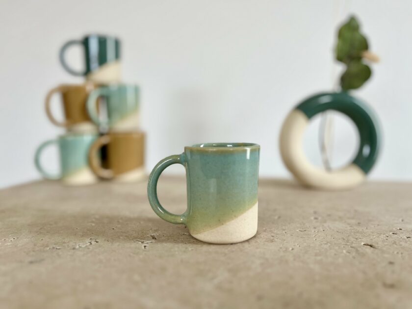 Tasse de café avec anses vert d'eau expresso artisanale en céramique grès blanc