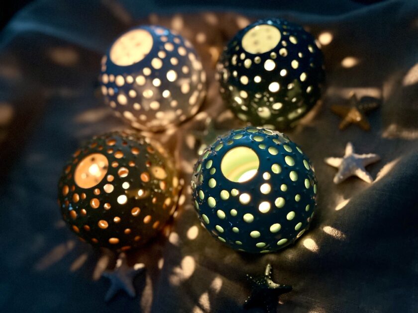Photophore en céramique inspiré de la forme d'un oursin, fabriqué artisanalement. Idéal pour créer une ambiance douce et lumineuse grâce à ses découpes délicates. Parfait pour décorer et illuminer votre intérieur avec élégance.