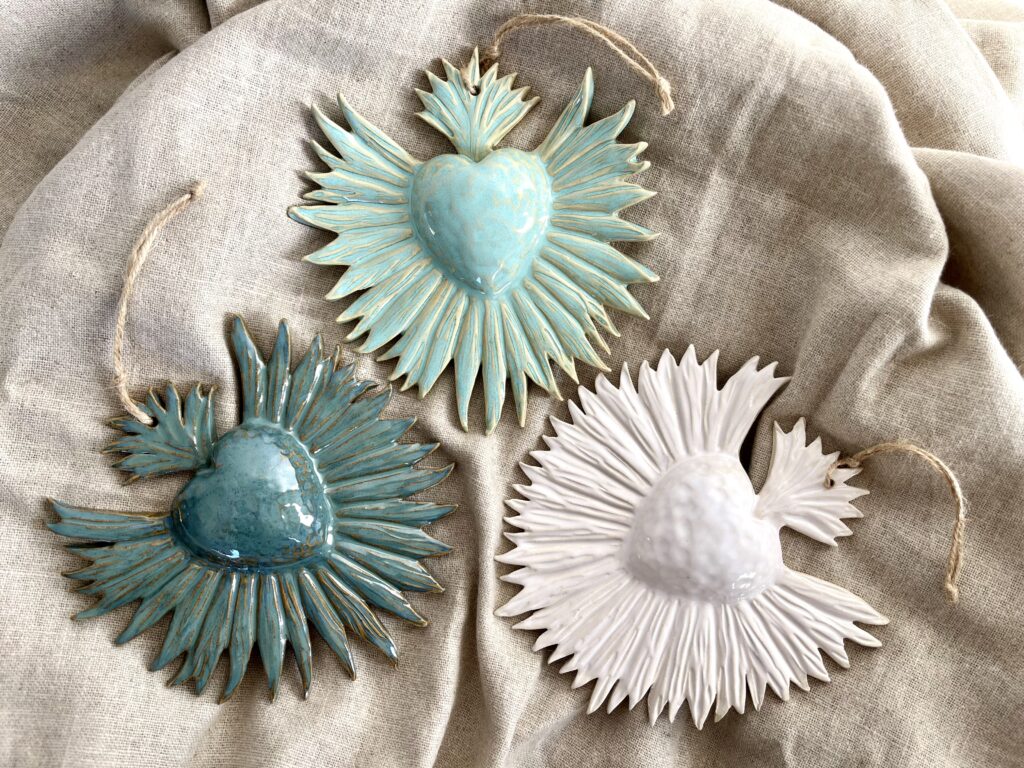 Ex-voto artisanal en céramique, suspendu et fabriqué en grès blanc. Objet décoratif unique et symbolique, parfait pour une décoration intérieure ou en guise d'offrande. Conception artisanale authentique.