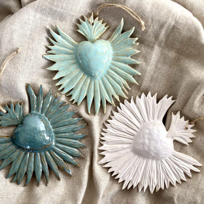 Ex-voto artisanal en céramique, suspendu et fabriqué en grès blanc. Objet décoratif unique et symbolique, parfait pour une décoration intérieure ou en guise d'offrande. Conception artisanale authentique.