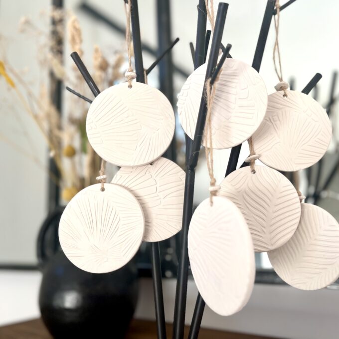 Diffuseur de parfum en céramique artisanale à suspendre. Conception unique en grès blanc non émaillé, idéal pour une diffusion naturelle des parfums. Élégant et discret pour parfumer votre intérieur ou vos placards
