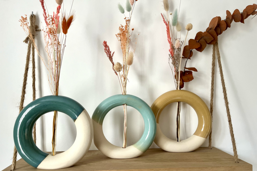 Vase donuts en céramique artisanal, décliné en plusieurs couleurs, idéal pour sublimer des compositions de fleurs séchées. Design moderne et arrondi en grès blanc, parfait pour une décoration intérieure naturelle et élégante