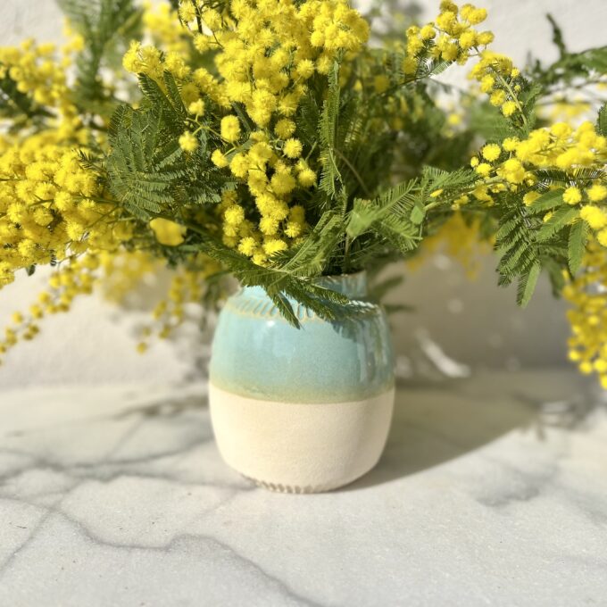 Vase artisanal en céramique grès blanc avec mimosa