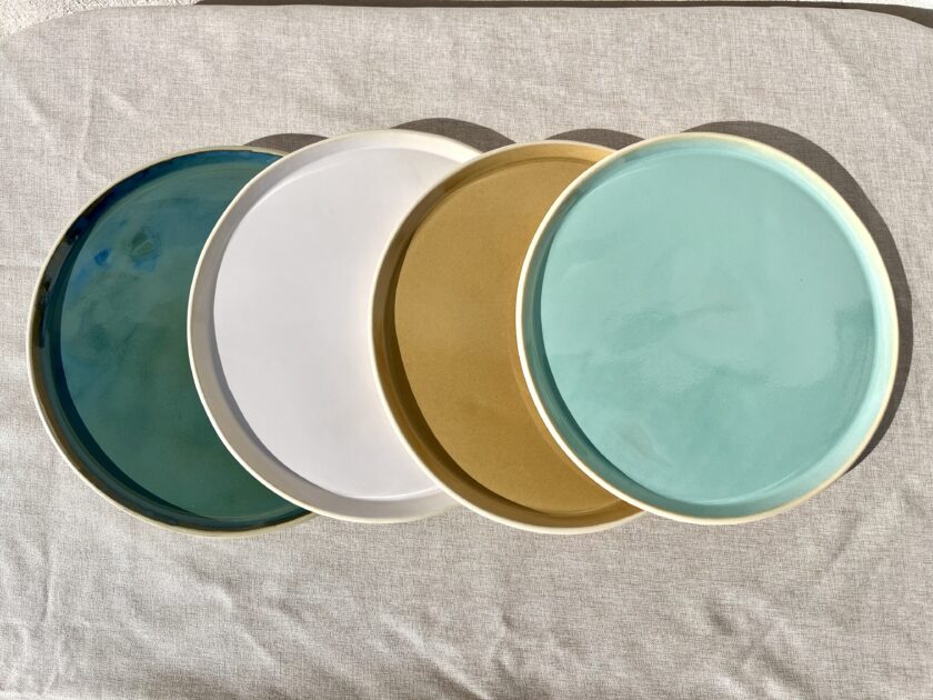 lot de plats en céramique posées sur une table