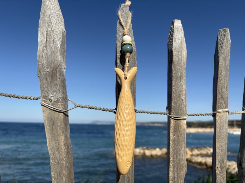 Sardine à suspendre jaune, décoration murale, en grès blanc