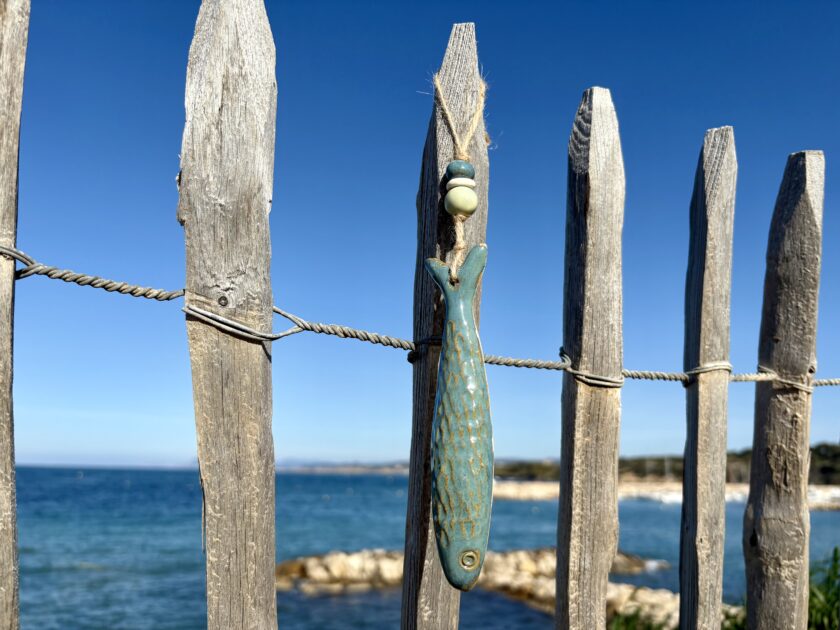 Sardine à suspendre verte, décoration murale, en grès blanc
