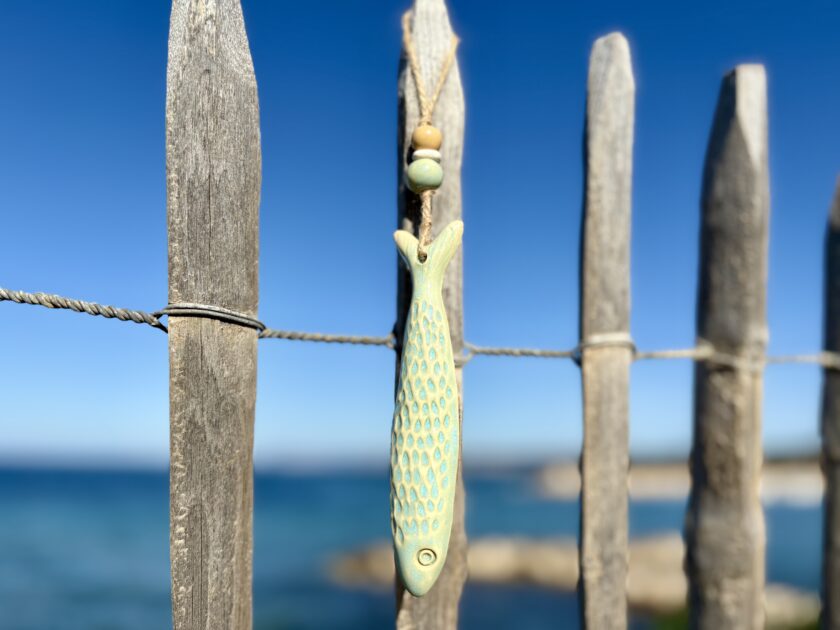 Sardine à suspendre turquoise, décoration murale, en grès blanc