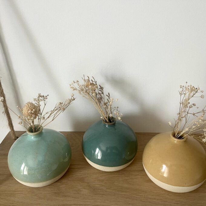 vases artisanaux en ceramique gres blanc posés sur une étagère