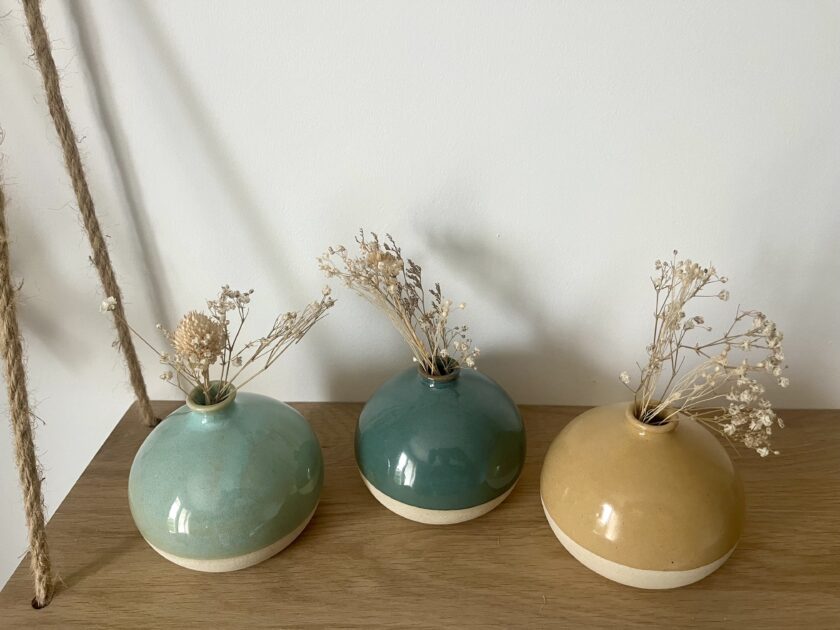 vases artisanaux en ceramique gres blanc posés sur une étagère