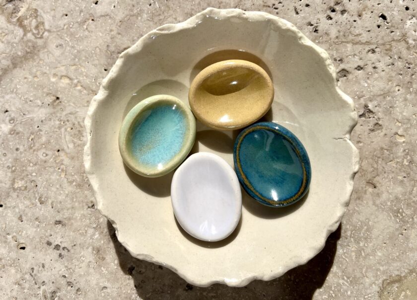 Worry stones en céramique artisanale, en grès blanc, galet anti-stress
