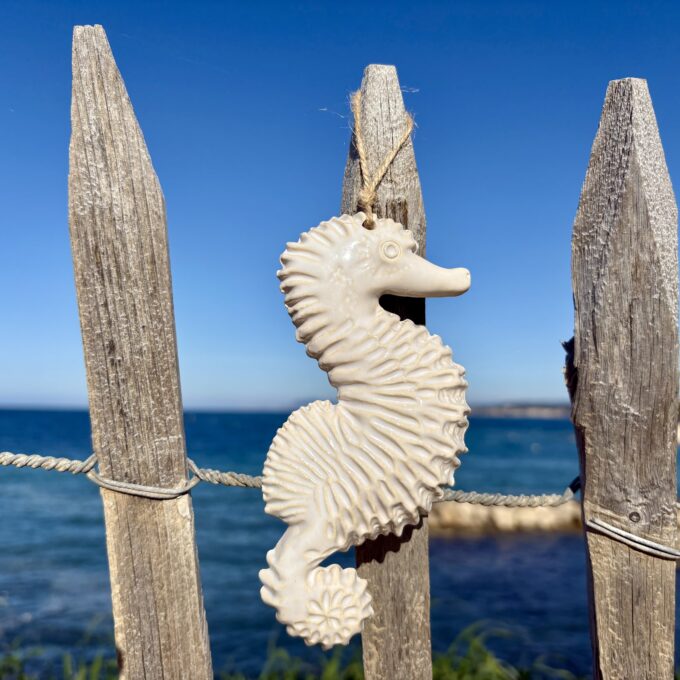 Hippocampe décoratif en céramique artisanale à suspendre