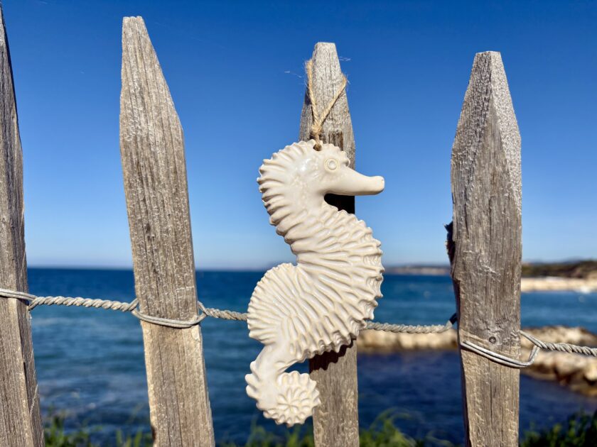 Hippocampe à suspendre blanc, décoration murale, en grès blanc
