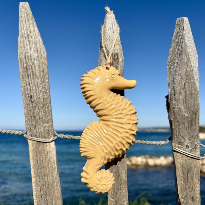 Hippocampe décoratif en céramique artisanale à suspendre