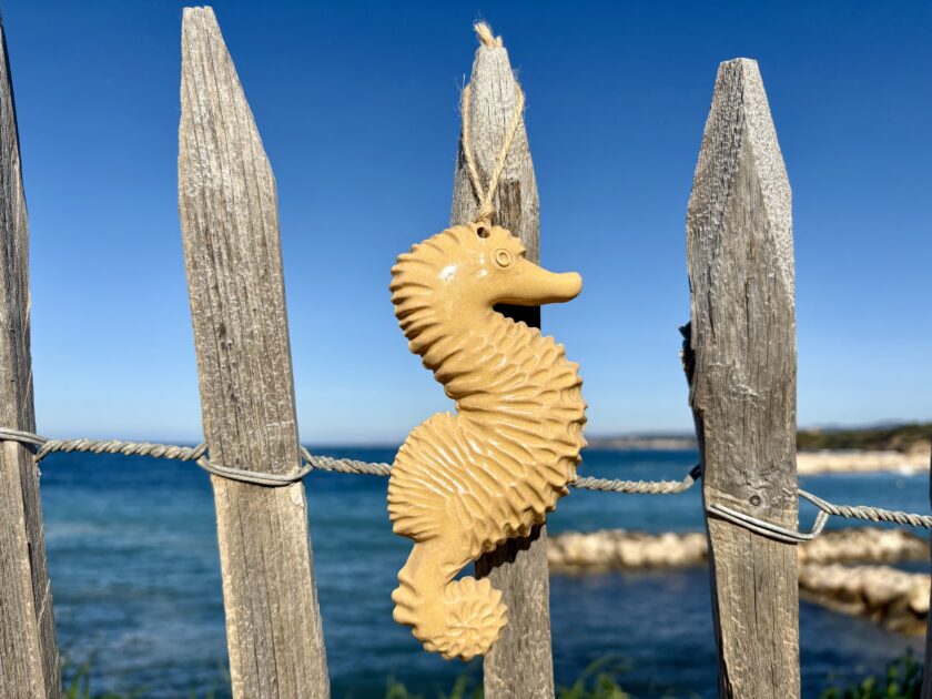 Hippocampe à suspendre jaune, décoration murale, en grès blanc