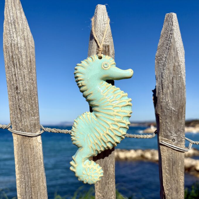 Hippocampe décoratif en céramique artisanale à suspendre