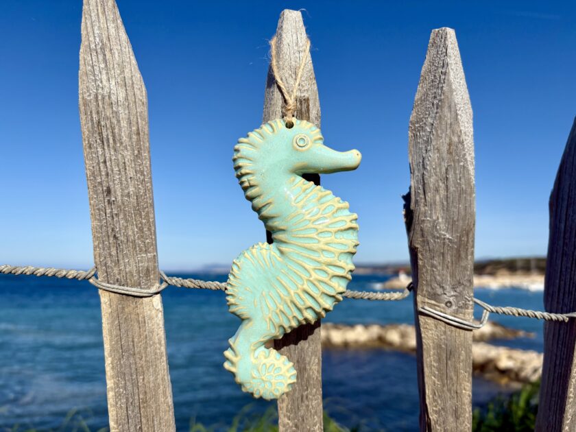 Hippocampe à suspendre turquoise, décoration murale, en grès blanc