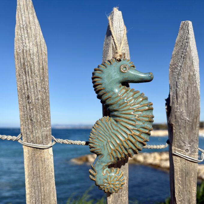 Hippocampe décoratif en céramique artisanale à suspendre