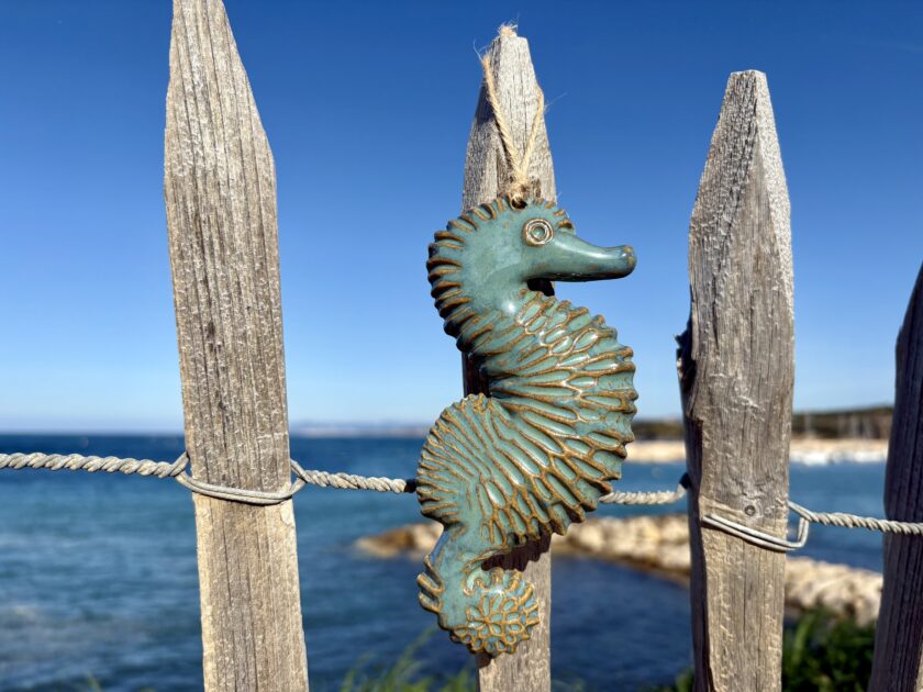 Hippocampe à suspendre vert, décoration murale, en grès blanc