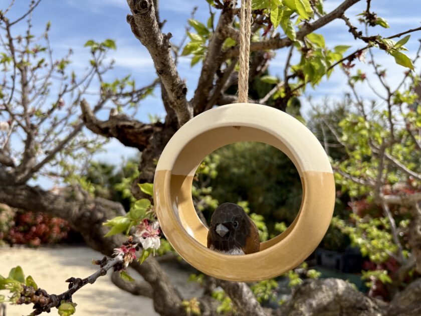 Mangeoire à oiseaux jaune en céramique artisanale