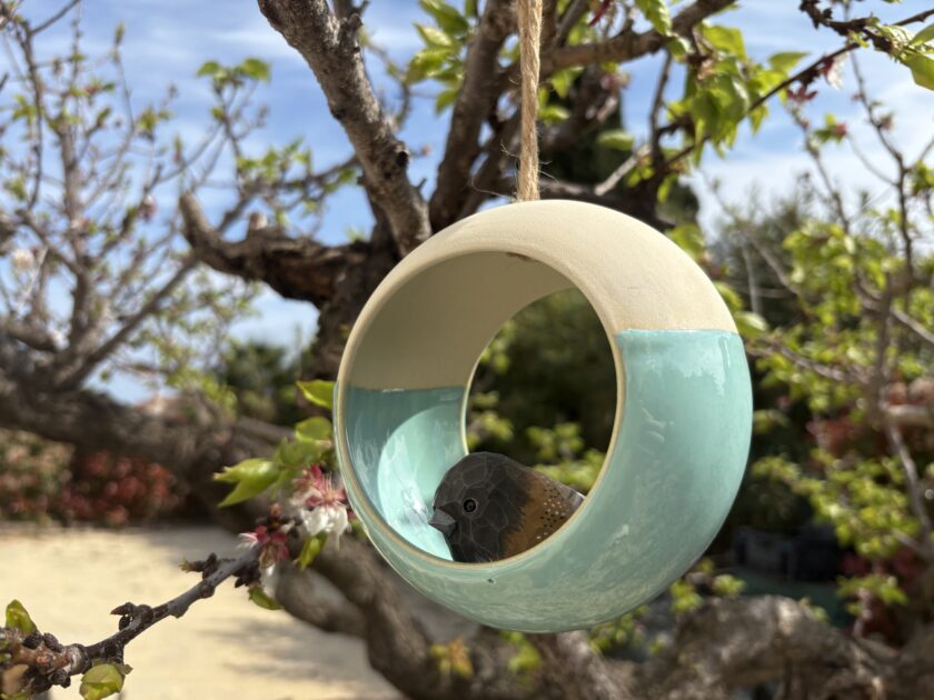 Mangeoire à oiseaux turquoise en céramique artisanale