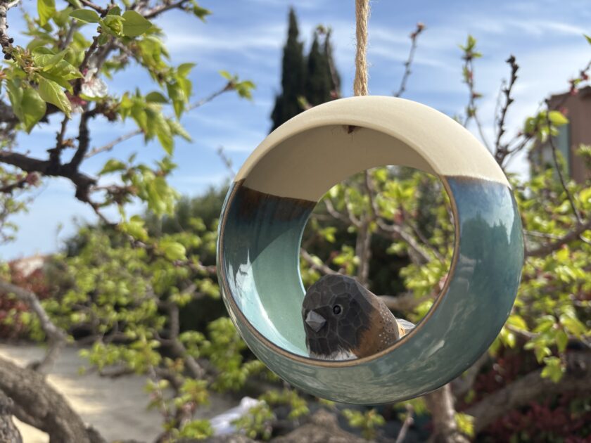 Mangeoire à oiseaux verte en céramique artisanale