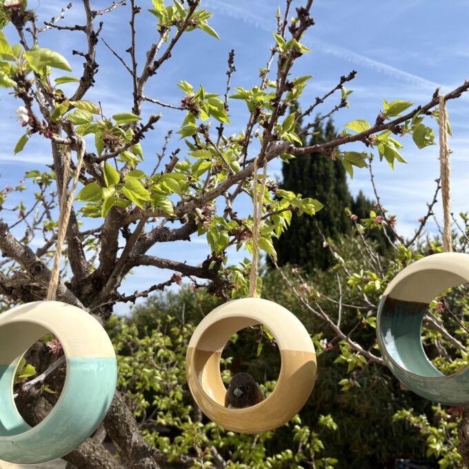 Mangeoires à oiseaux en céramique artisanale