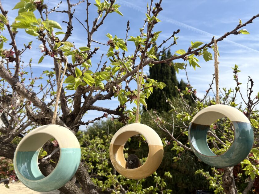 Mangeoires à oiseaux en céramique artisanale